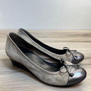 Cole Haan Tali Flow Bow Wedge Ballet Soft Taupe Suede Leather Womens Size 8 B